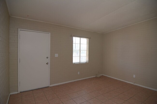Foto del edificio - Charming 1 Bedroom  1 Bath Duplex! South Tucson Location!