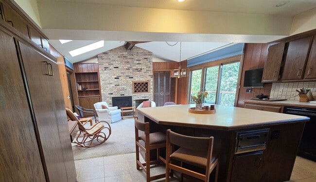 Building Photo - 2250 Greenview Dr