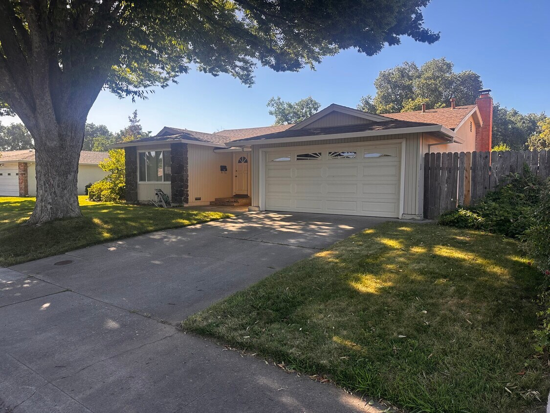 Primary Photo - 129 Waterglen Cir