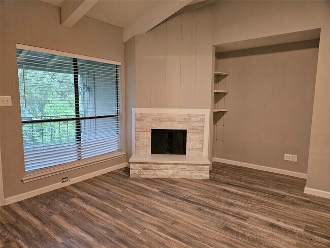 Foto del edificio - 5711 Sugar Hill Dr