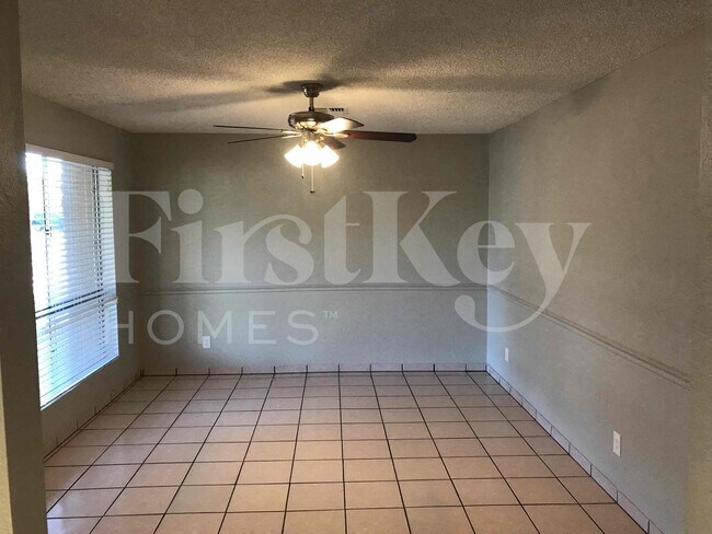 Foto del edificio - 7629 W Flower St