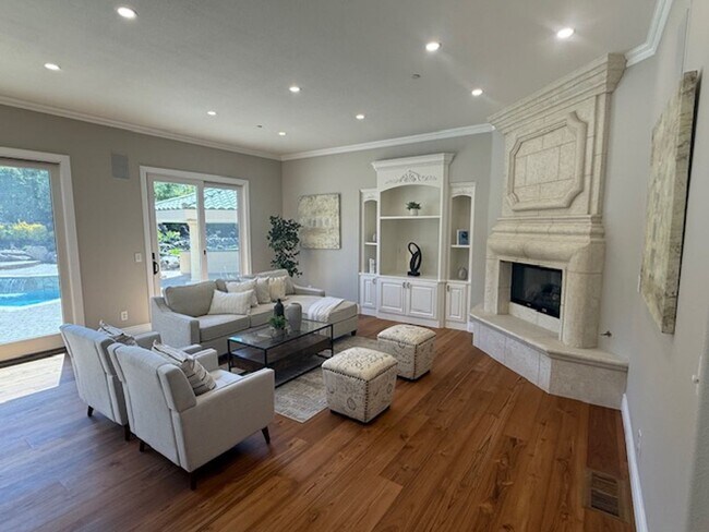 Foto del edificio - Luxury Two-Story 4BD/4.5BA Home, Located i...