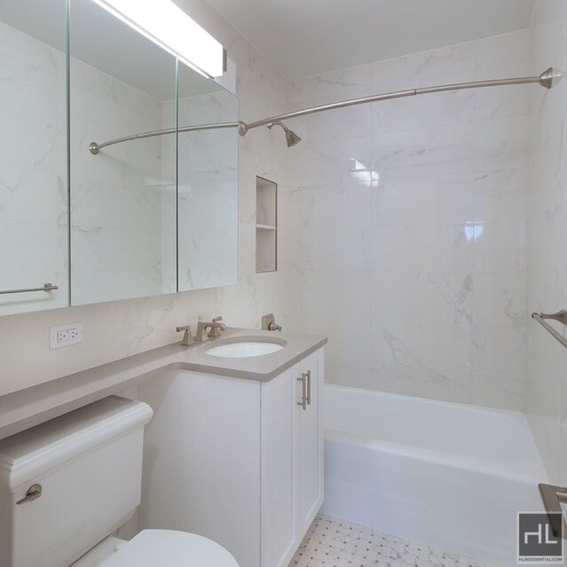 Building Photo - Spacious Manhattan apartment withmany amen...