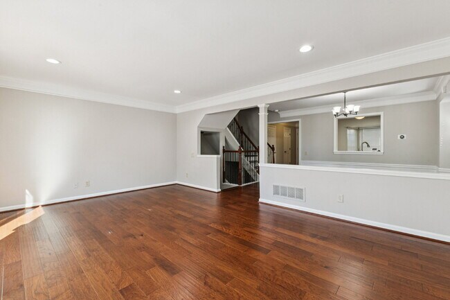 Foto del edificio - Welcome to this bright and beautifully maintained end-unit townhome in the desirable River Oaks c...