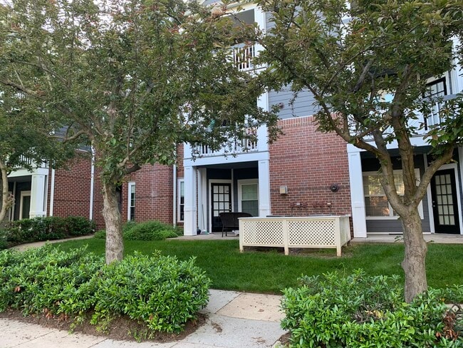 Building Photo - 20303 Beechwood Ter