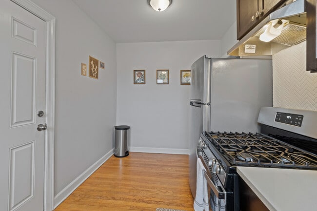 Foto del edificio - 6443 N Hamilton Ave