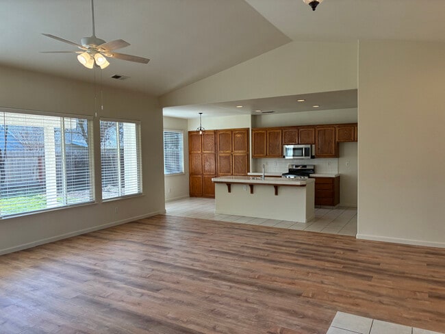 Foto del edificio - 2555 E Houston Ave