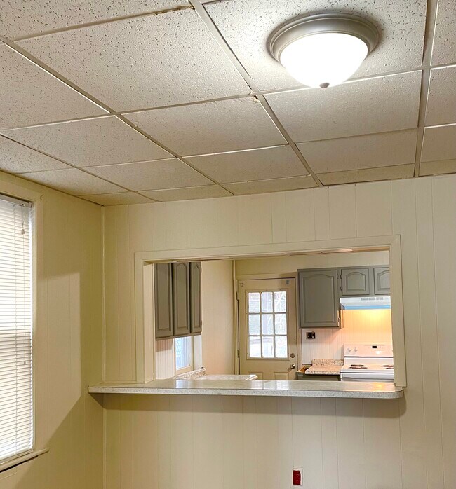 Cut out for kitchen - 624 Alaska St