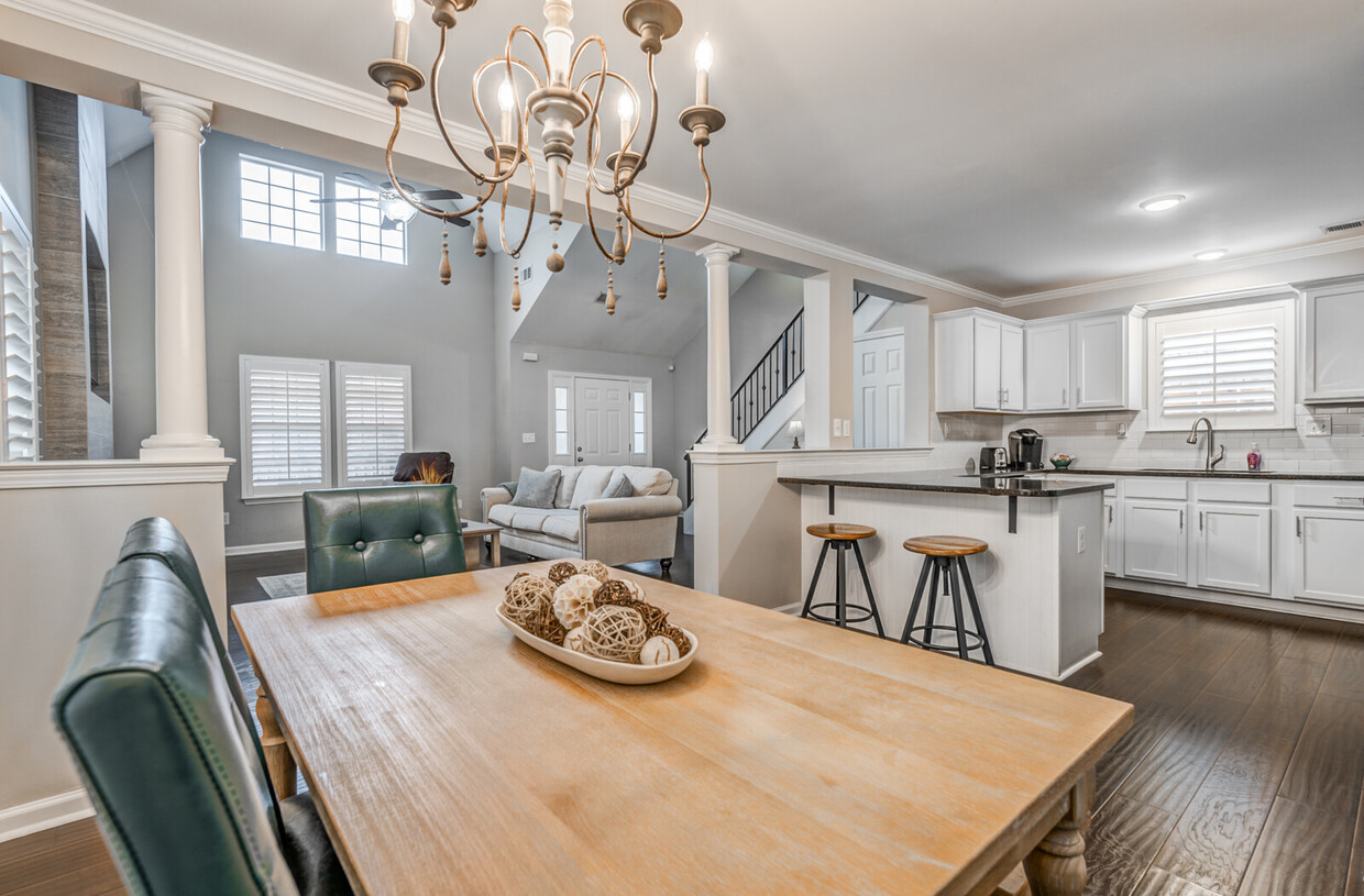 Foto principal - 1033 W Montebello Cir