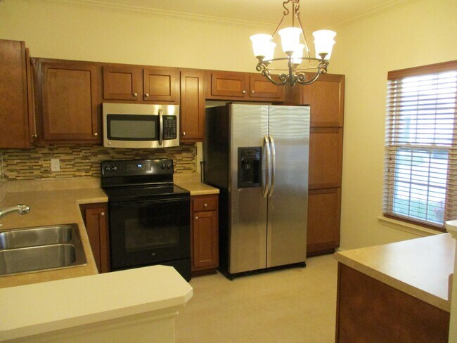 Building Photo - VERY Spacious townhouse with 3 Bedrooms, 3...