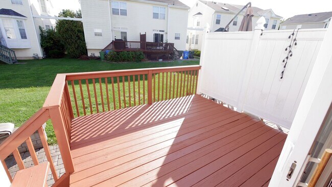 Building Photo - Beautify Townhouse Duplex, 1 Car Garage, 3...
