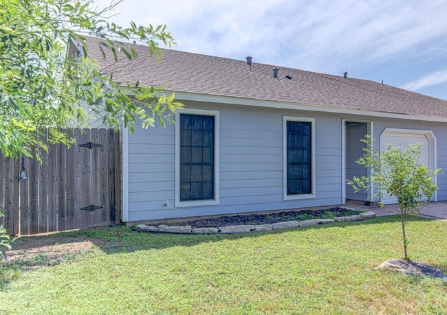 Building Photo - 1603 Dale Cove