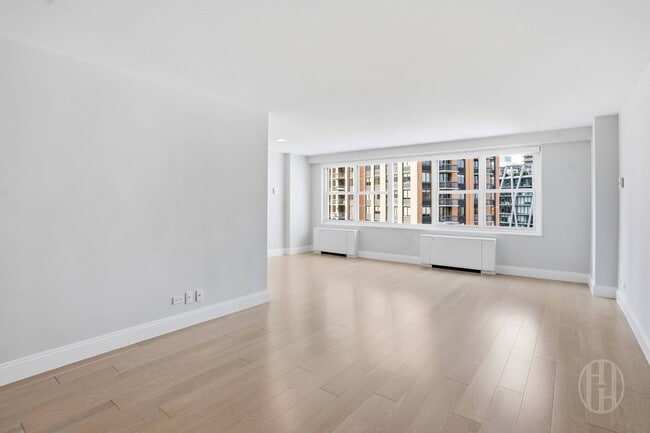 Building Photo - 155 W 68th St