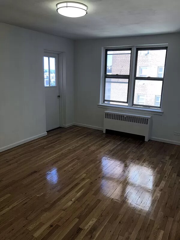 Building Photo - 2630 Kingsbridge Terrace