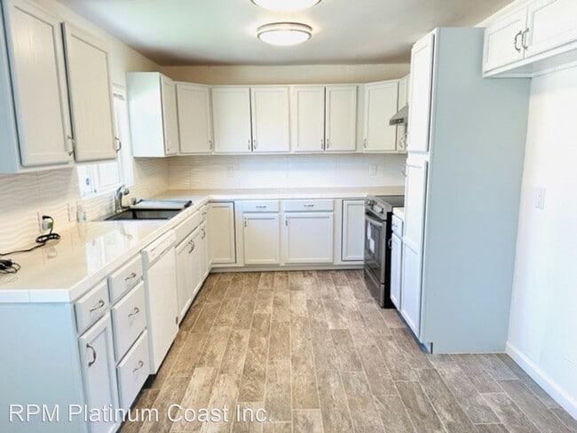 Building Photo - 3 br, 3 bath House - 7421 N Maple Ave