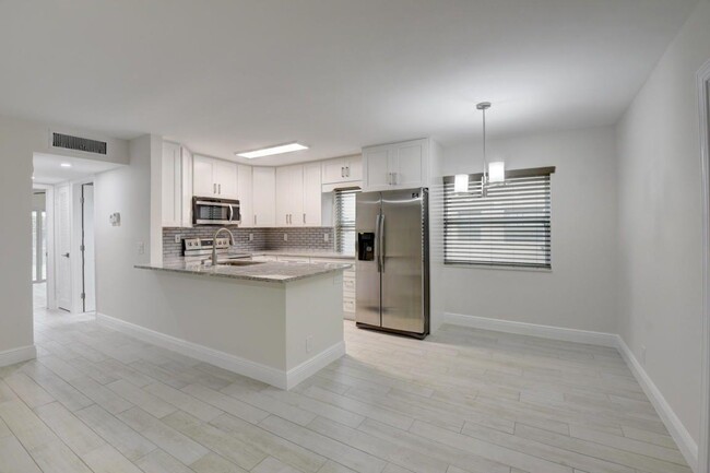 Building Photo - 403 Normandy Ln