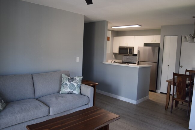 Building Photo - Southpointe - Upstairs 2 bedroom 1.5 bath ...