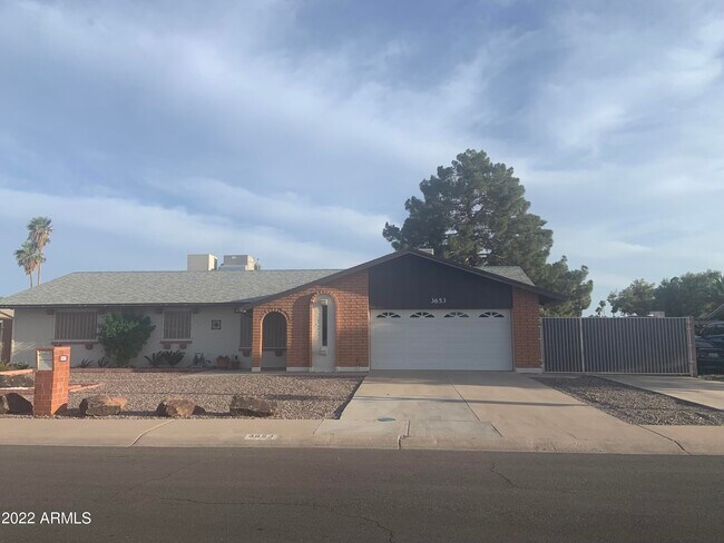 Foto del edificio - 3653 W Mescal St