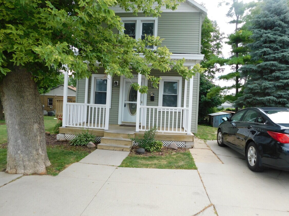 Primary Photo - 1109 S Locust Ave