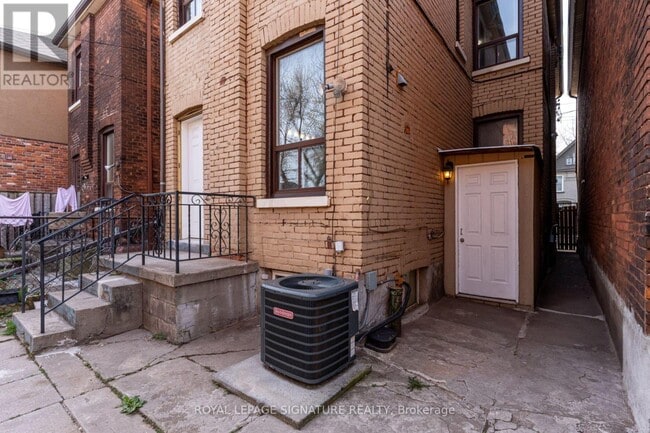 Building Photo - 212 Wellington St N