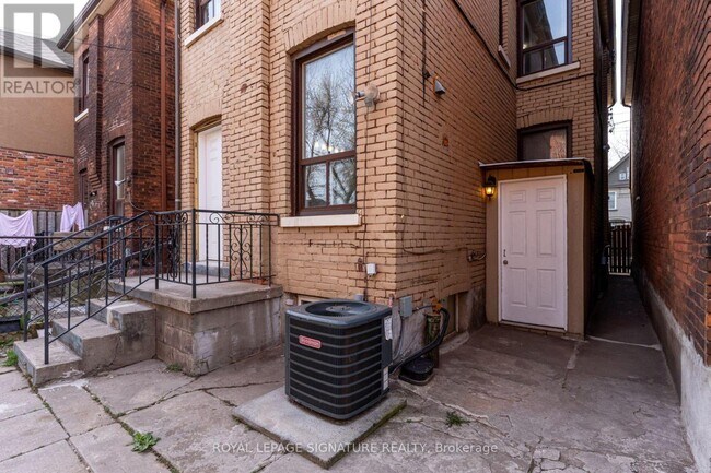 Photo du bâtiment - 212 Wellington St N