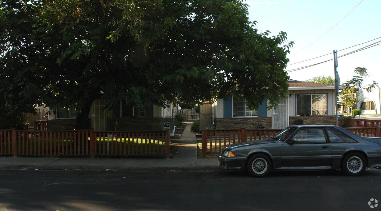 Primary Photo - 260-262 Selwyn Drive
