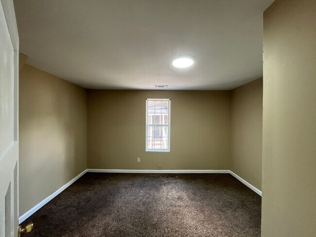 Building Photo - 2 Bed 1 Bath House