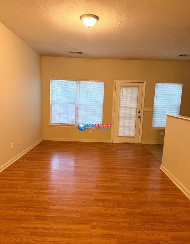 Building Photo - Spacious 3-bedroom townhouse in Riverdale