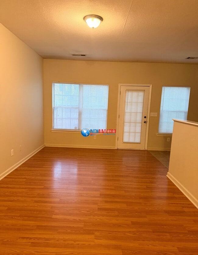 Foto del edificio - Spacious 3-bedroom townhouse in Riverdale