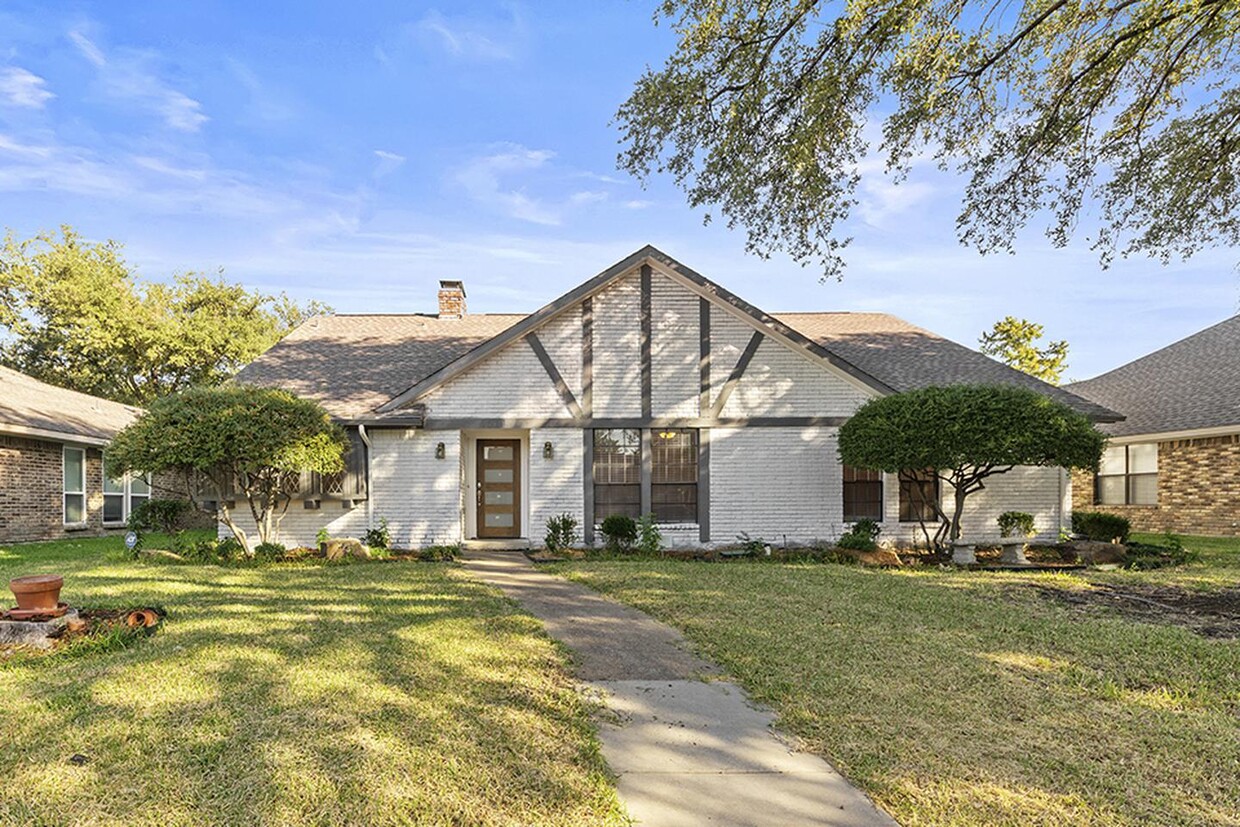 Foto principal - Elegant Prestonwood home with fenced yard ...