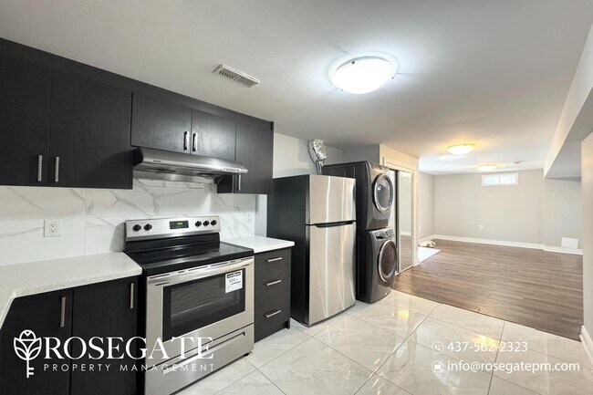 Photo du bâtiment - Spacious 2-Bedroom Lower Unit in Prime Bra...