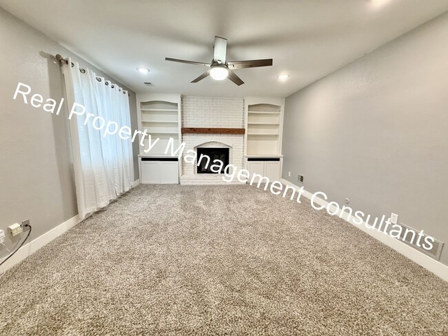 Building Photo - Spacious 4 Bedroom Home in Shawnee Mission!