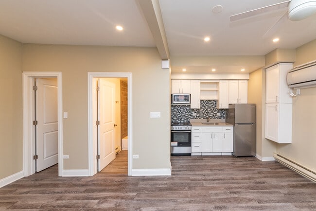 Building Photo - 1551 W Albion Ave