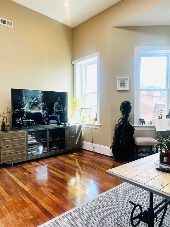 Foto del edificio - Columbia Heights Penthouse Condo | 1 Bed | 1 Bath | 600 Sf