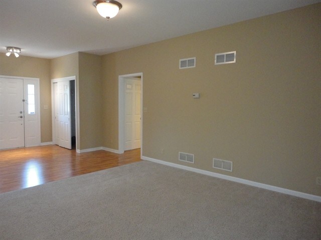 Foto del edificio - 744 Ridge View Dr