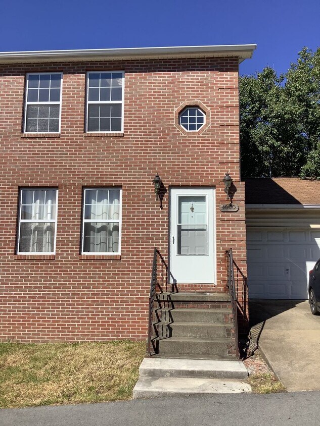 Primary Photo - 2 bedroom, 2.5 bath Townhouse Available 8/...