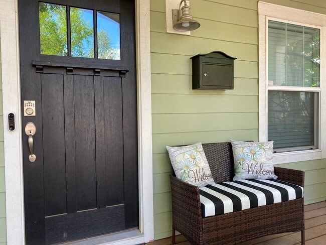 Photo - 1011 Everett Pl House