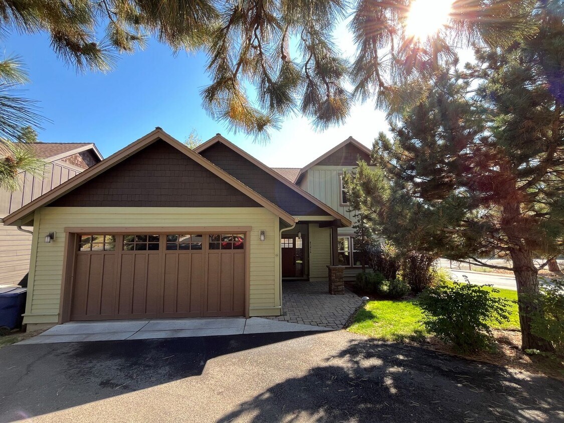 Primary Photo - Landscape Maintenance Included! Spacious 3...