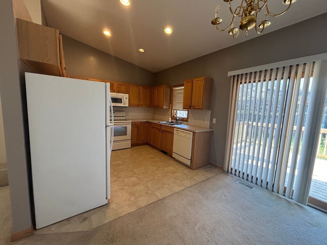 Spacious 3 bed / 2.5 bath Townhome in Millard - Spacious 3 bed / 2.5 bath Townhome in Millard