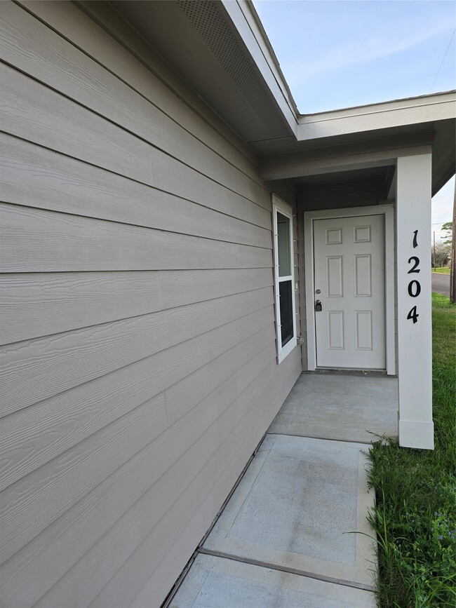 Building Photo - 1204 Daniel St