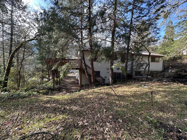 Building Photo - Canyonville 3 Bedroom, 2.5 Bathroom Home