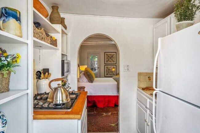 Foto del edificio - 634 Garcia Street #24 - Furnished Historic...