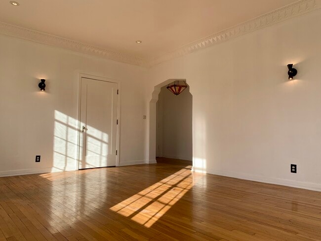 Foto del edificio - 364 S Cloverdale Ave