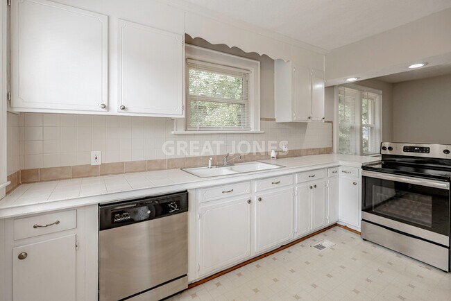 Building Photo - SIGN LEASE BY 2/28 AND GET $250 OFF FIRST ...