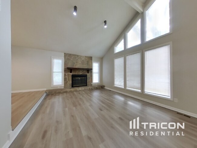 Foto del edificio - 6741 Crestbrook Ln