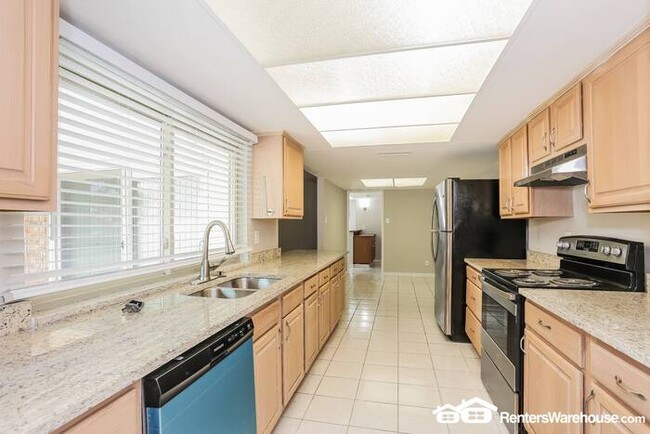 Building Photo - Need more SPACE!!! This home is for you. F...