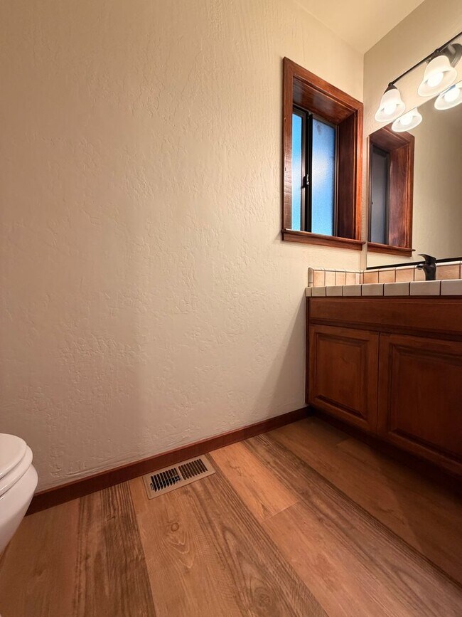 Foto del edificio - Charming Ben Lomond Home on Peaceful Meadow Setting | 3 Bed + 2.5 Bath