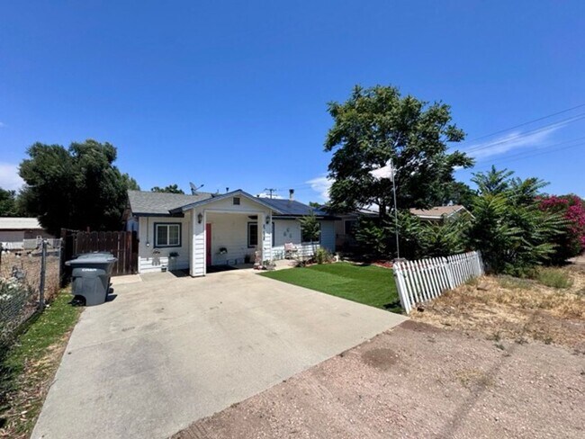 Foto del edificio - Charming 3 Bed + Den Home with Solar in Wi...