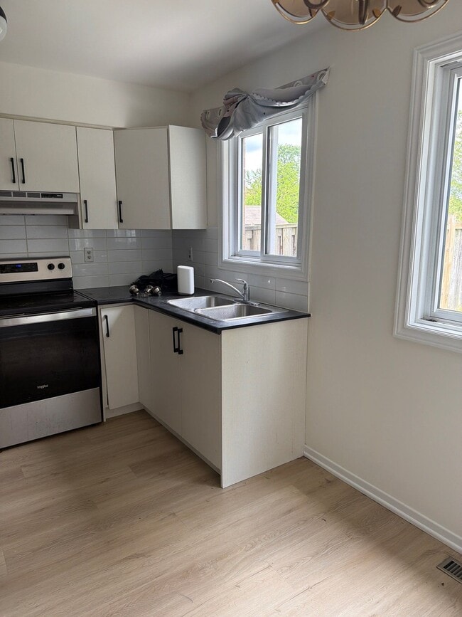 Building Photo - SPACIOUS THREE BEDROOM TOWNHOME IN WESTMOUNT