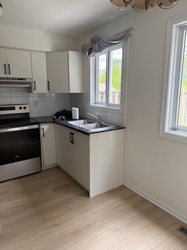 Photo du bâtiment - SPACIOUS THREE BEDROOM TOWNHOME IN WESTMOUNT